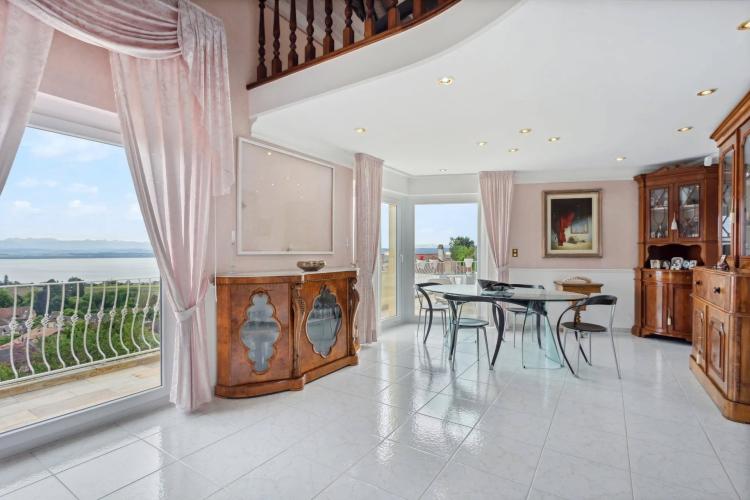 Villa Individuelle Avec Vue à 180° Sur Le Lac De Neuchâtel Et Les Alpes