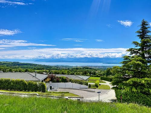 Luxurious villa with a panoramic view of the mountains and lake