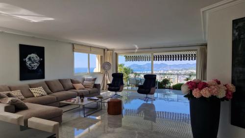LE CANNET - GRAND APPARTEMENT T4 TRAVERSANT - PLEINE VUE MER