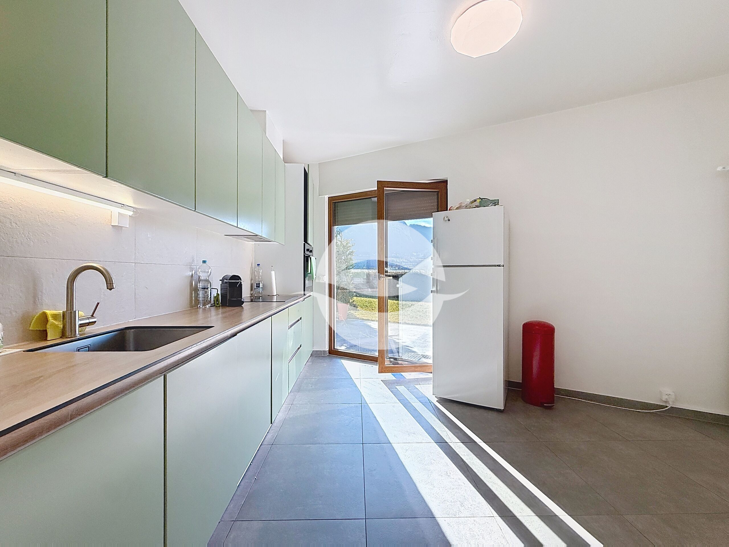 Magnifique et spacieuse villa contemporaine, avec vue dégagée!