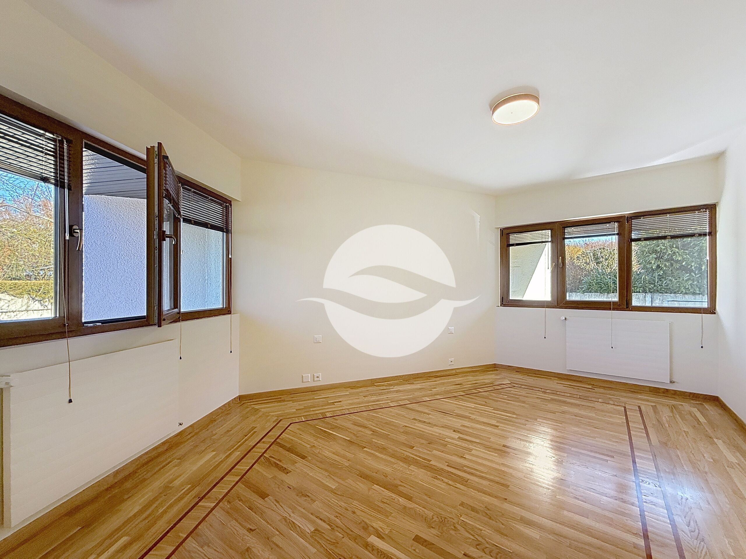 Magnifique et spacieuse villa contemporaine, avec vue dégagée!