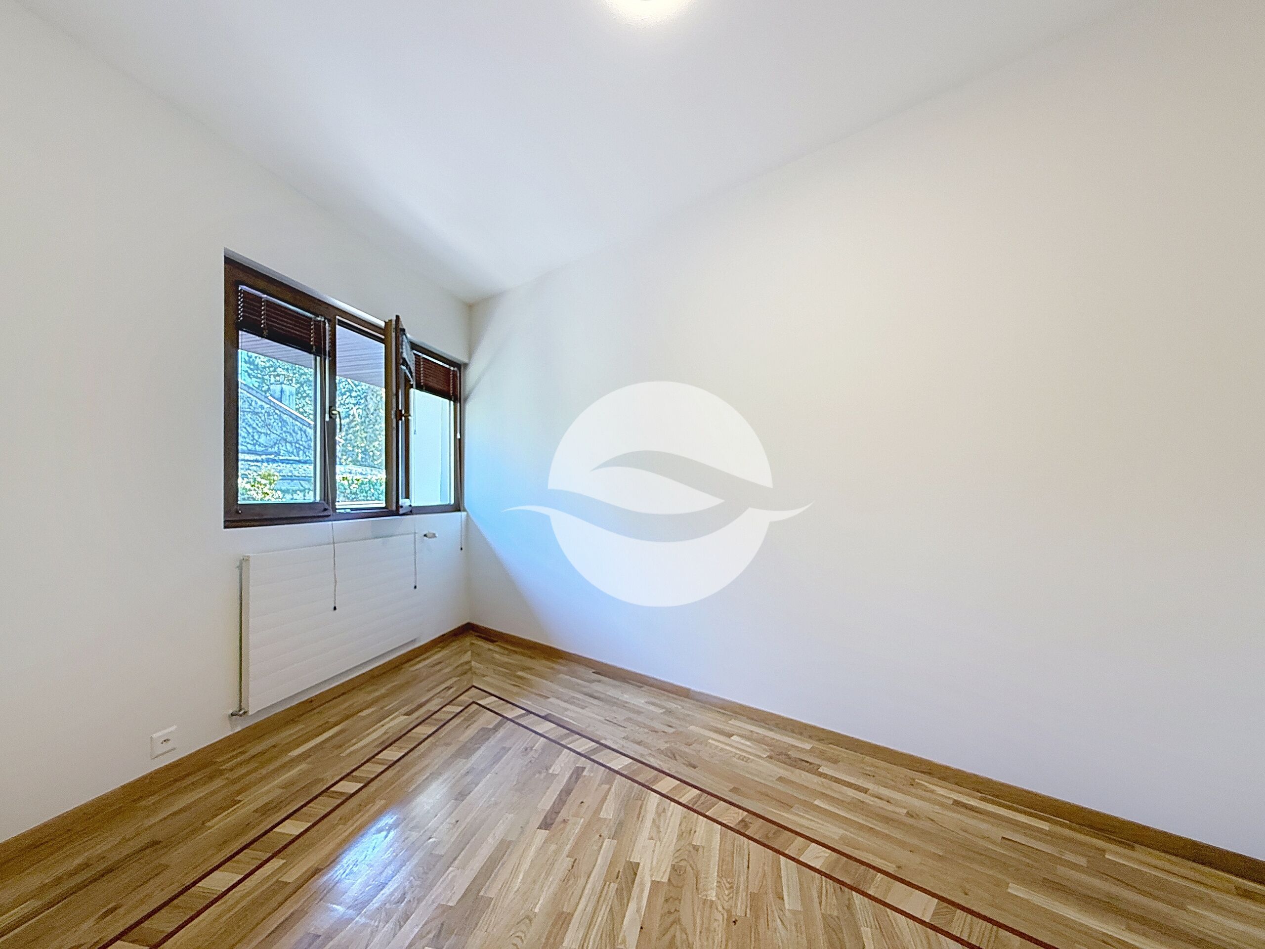 Magnifique et spacieuse villa contemporaine, avec vue dégagée!