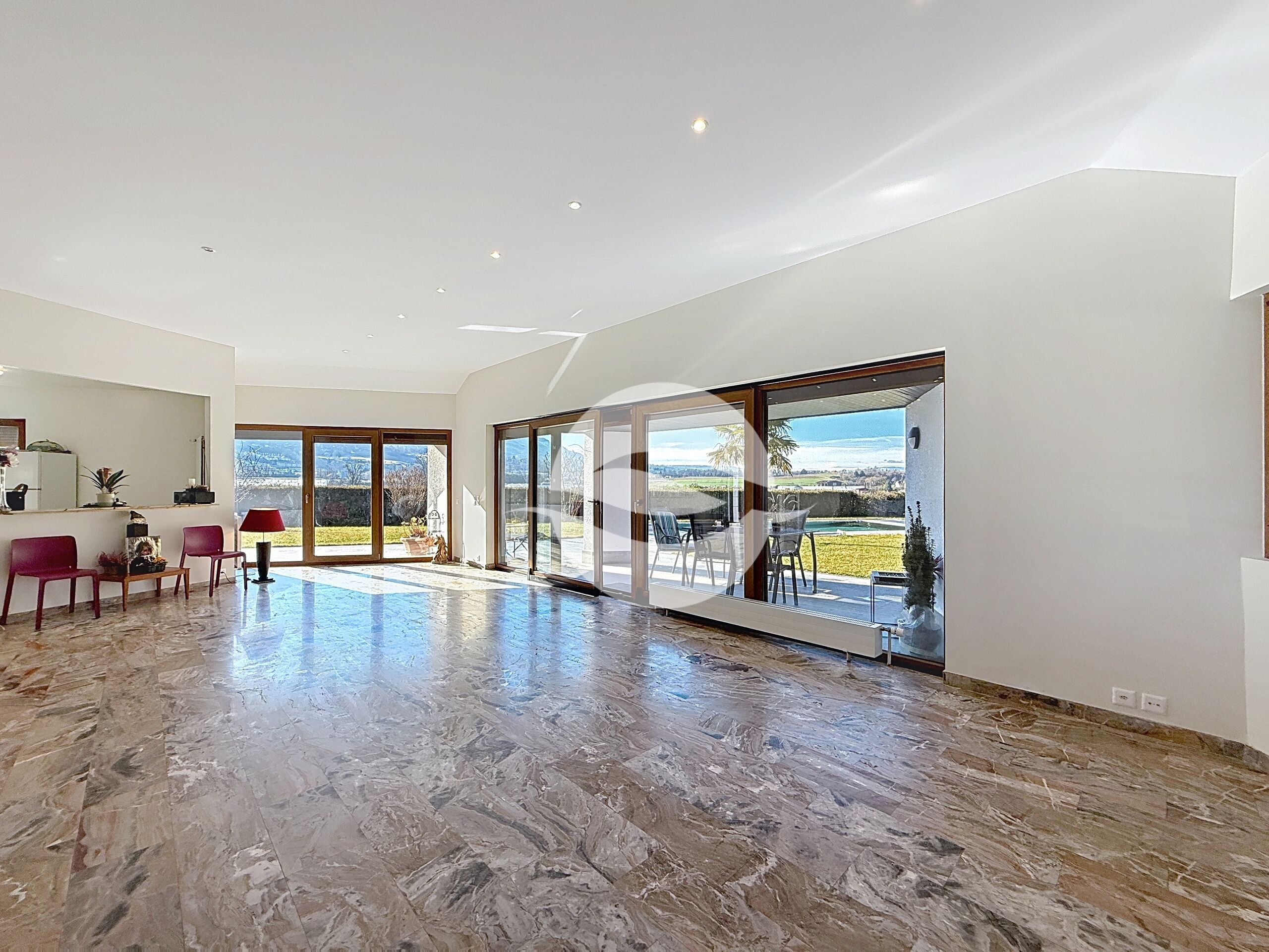 Magnifique et spacieuse villa contemporaine, avec vue dégagée!