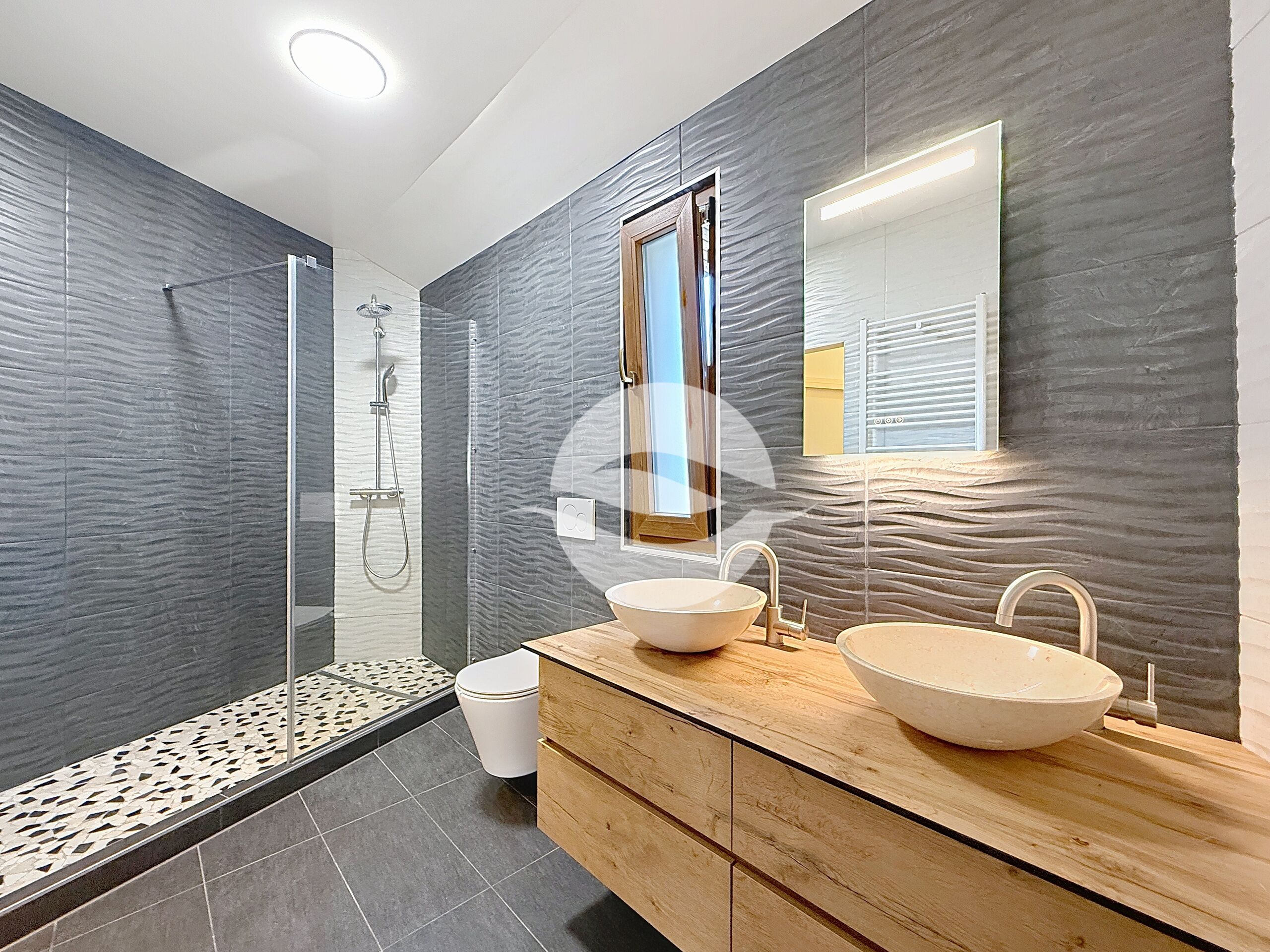 Magnifique et spacieuse villa contemporaine, avec vue dégagée!