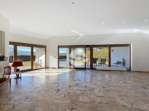 Magnifique et spacieuse villa contemporaine, avec vue dégagée!