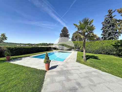 Magnifique et spacieuse villa contemporaine, avec vue dégagée!