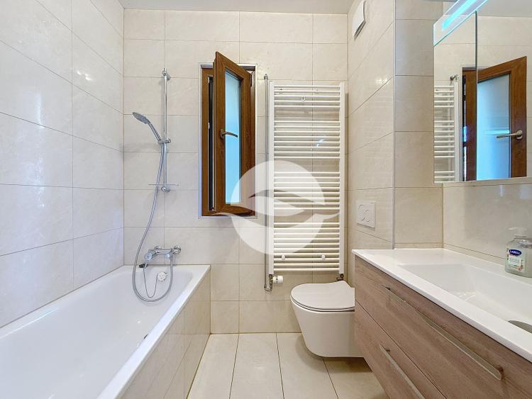 Magnifique et spacieuse villa contemporaine, avec vue dégagée!