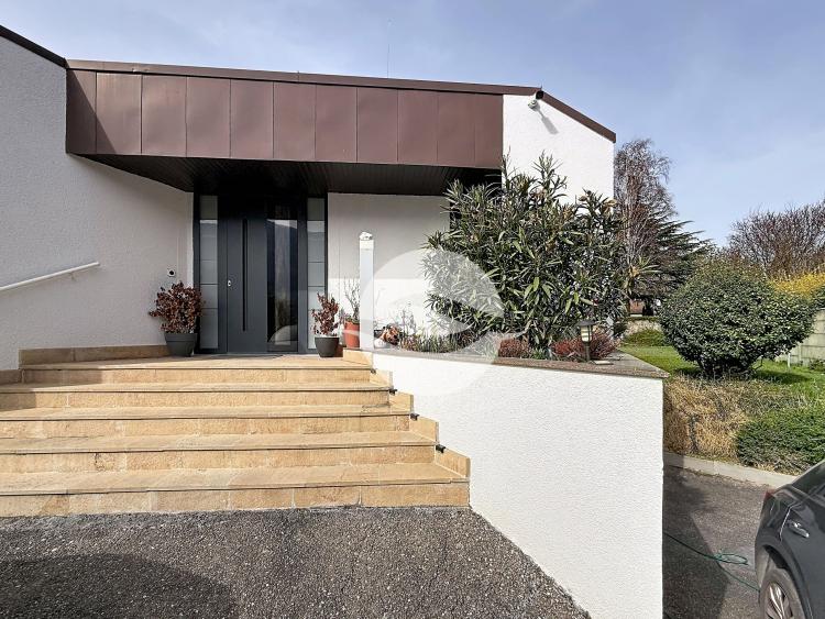 Magnifique et spacieuse villa contemporaine, avec vue dégagée!