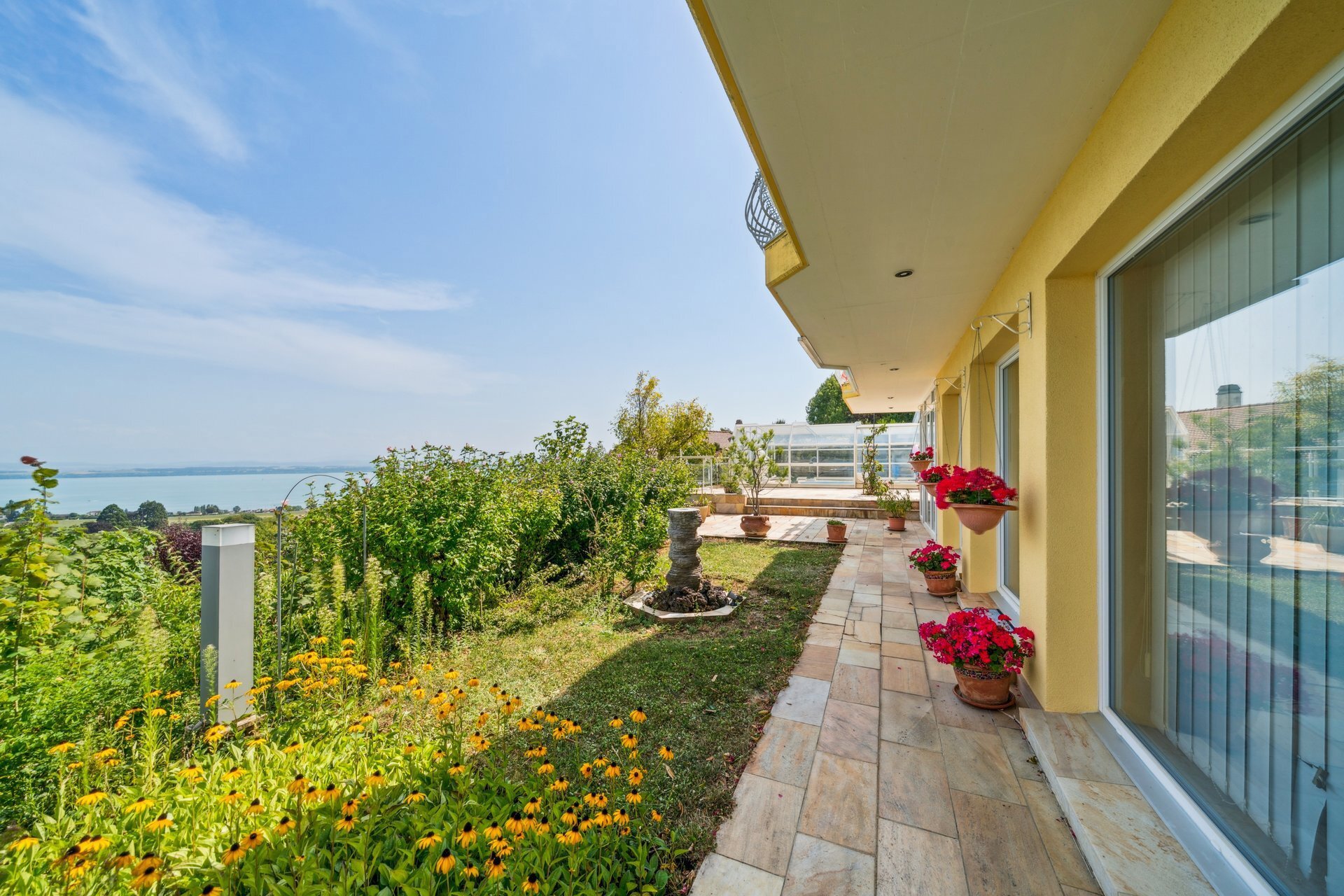 Villa Individuelle Avec Vue à 180° Sur Le Lac De Neuchâtel Et Les Alpes