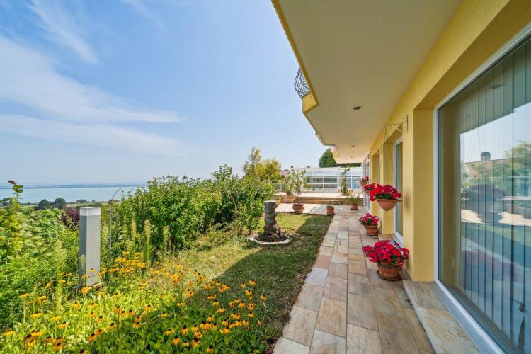 Villa Individuelle Avec Vue à 180° Sur Le Lac De Neuchâtel Et Les Alpes