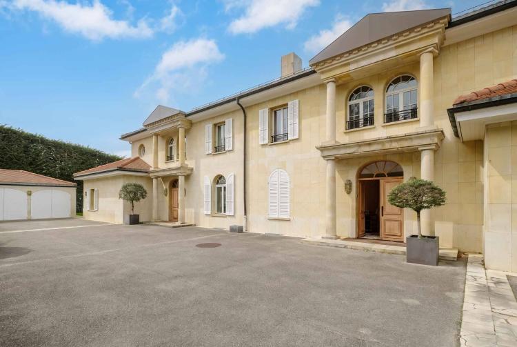 Vaste maison de maître divisée en 2 logements avec vue lac