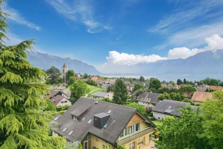 Villa familiale avec vue sur le lac, piscine intérieure et grand jardin
