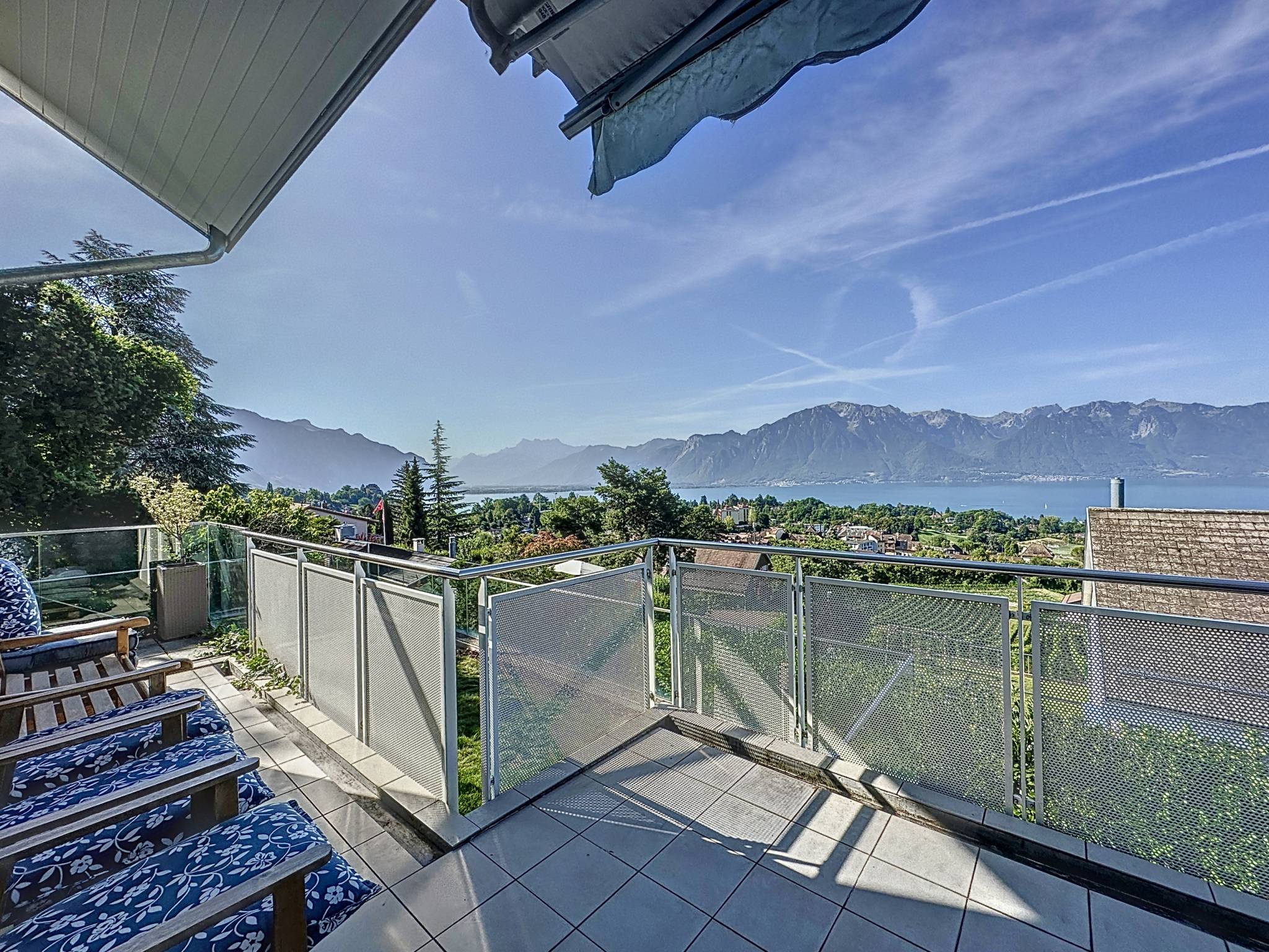 Villa jumelle de 5.5 pièces, avec vue panoramique sur le lac et les Alpes !