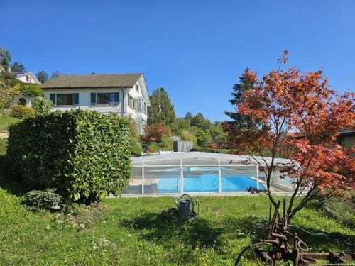 Verkauf, zum höchsten Gebot, eines Familienhauses mit großer überdachter Poolanlage!