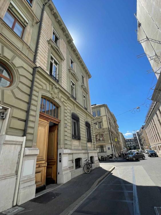 Immeuble administratif rénové d'environ 1300m2 - Quartier des Banques