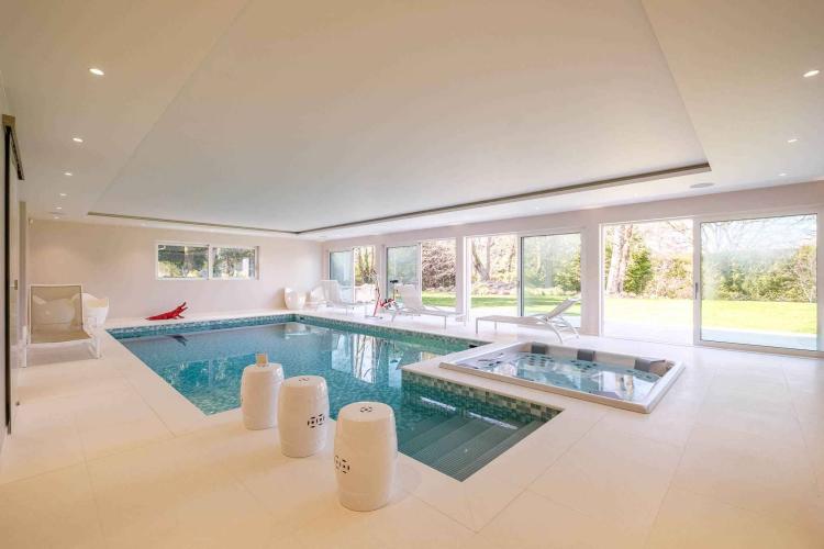 Magnifique propriété avec piscine intérieure, à deux pas du lac et du centre-ville