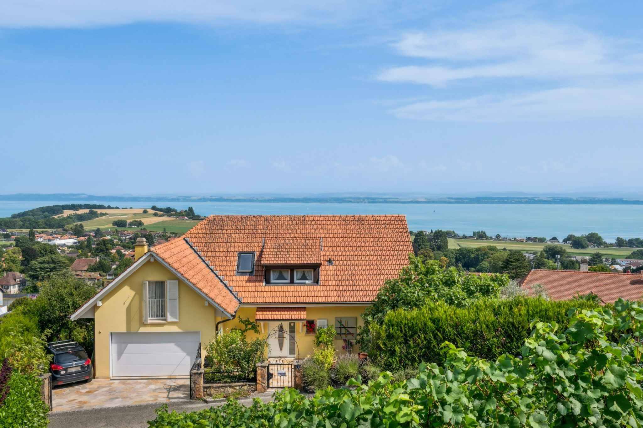 Villa familiale avec panorama unique sur le lac de Neuchâtel et les Alpes