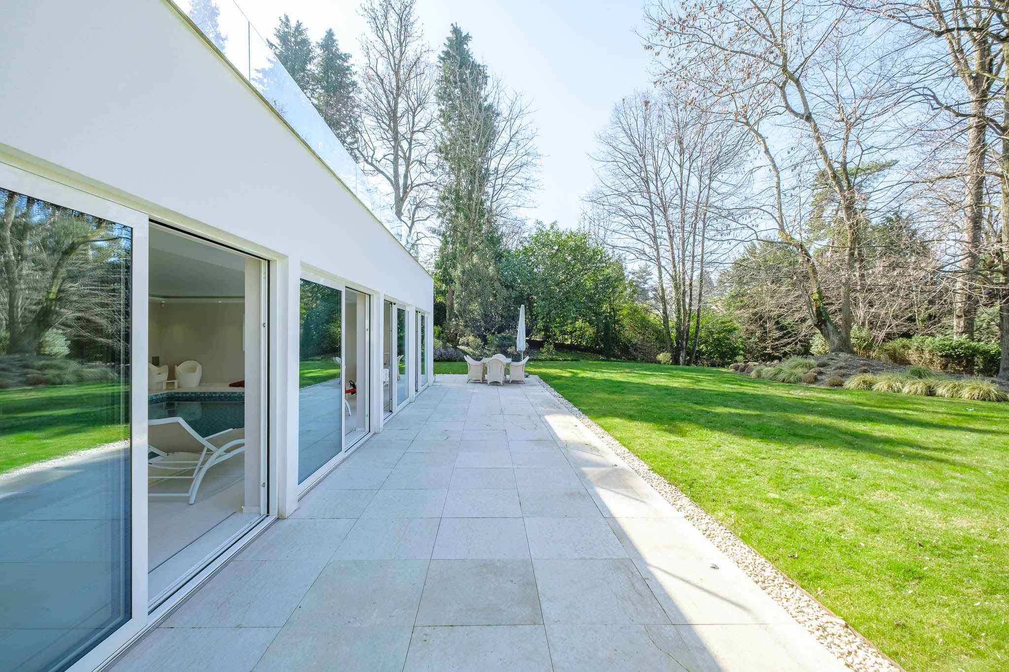 Magnifique propriété avec piscine intérieure, à deux pas du lac et du centre-ville