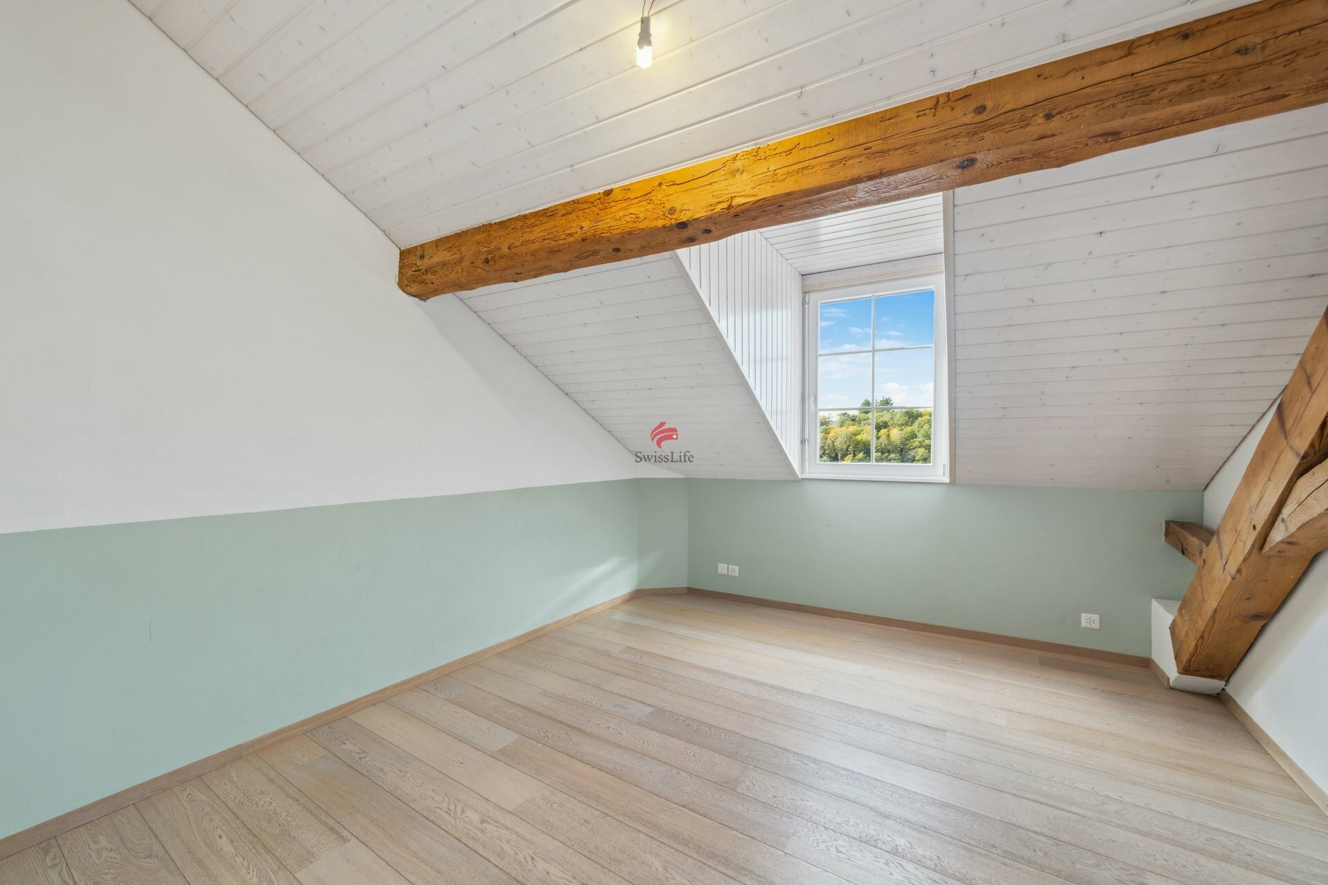 Charmant appartement en attique de 150 m² avec balcon