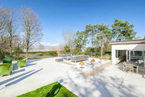 Magnifique propriété avec piscine intérieure, à deux pas du lac et du centre-ville