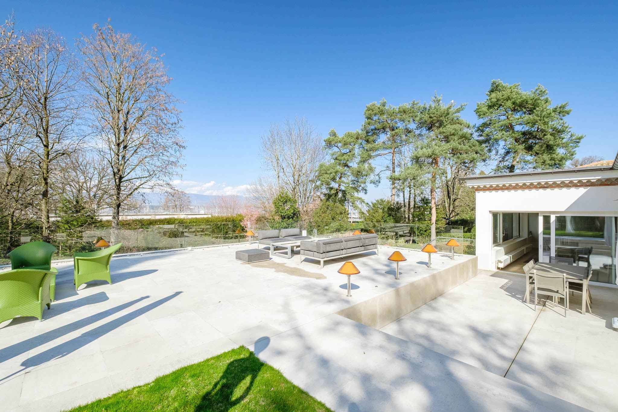 Magnifique propriété avec piscine intérieure, à deux pas du lac et du centre-ville