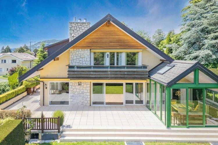 Villa familiale avec vue sur le lac, piscine intérieure et grand jardin