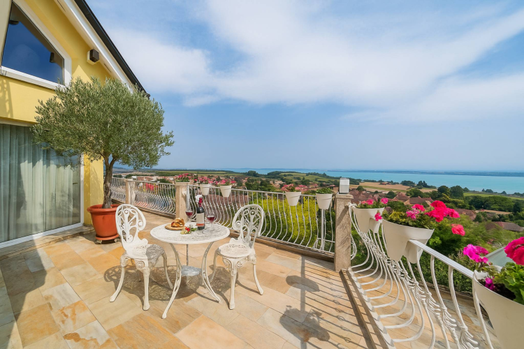 Villa familiale avec panorama unique sur le lac de Neuchâtel et les Alpes