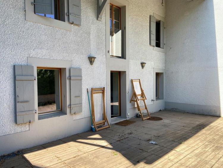 Appartement de 7 pièces avec terrasse en deck et 2 places de parking à Vésenaz